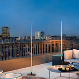 Nowoczesna solarna lampa podłogowa na zewnątrz