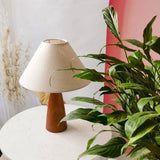 Bordslampa I Massivt Trä I Sekelskiftesstil