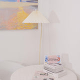 Plisowana lampa podłogowa Crescini