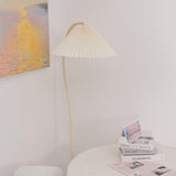 Plisowana lampa podłogowa Crescini