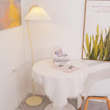 Plisowana lampa podłogowa Crescini