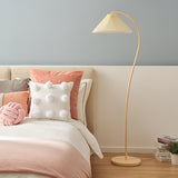 Plisowana lampa podłogowa Crescini