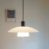O lampă suspendată minimalistă, realizată din sticlă albă cu panouri.