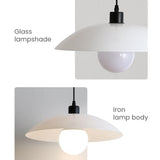 Minimalistisk Taklampa Av Vitmålat Glas