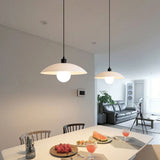 Minimalistisk Taklampa Av Vitmålat Glas