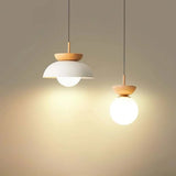 Nordisk Taklampa Tillverkad Av Halvträ