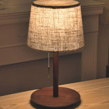 Lampa Gentle Glow wykonana z drewna orzecha nordyckiego z luksusowymi akcentami z tkaniny
