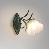 O lampă de perete în formă de floare de lăcrămioară