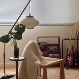 Lampa podłogowa w stylu średniowiecznym