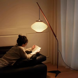 Lampa podłogowa w stylu średniowiecznym