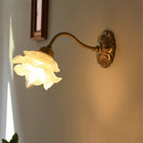Vintage Vägglampa I Koppar Med Blomblad Av Glas