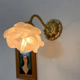 Vintage Vägglampa I Koppar Med Blomblad Av Glas