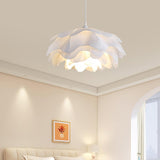 Vit Taklampa I Form Av En Blomma