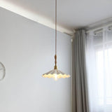 Lampă suspendată pe insula bucătăriei