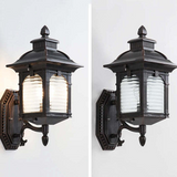 Antyczna szklana lampa ścienna na zewnątrz