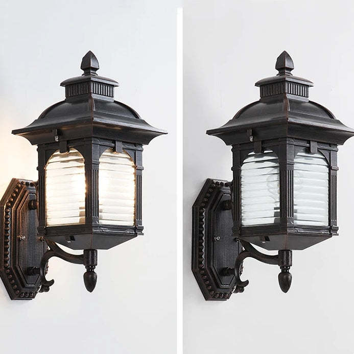 Antyczna szklana lampa ścienna na zewnątrz