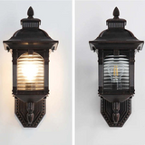 Antyczna szklana lampa ścienna na zewnątrz