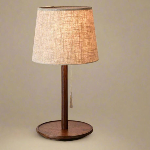 Lampa Gentle Glow wykonana z drewna orzecha nordyckiego z luksusowymi akcentami z tkaniny