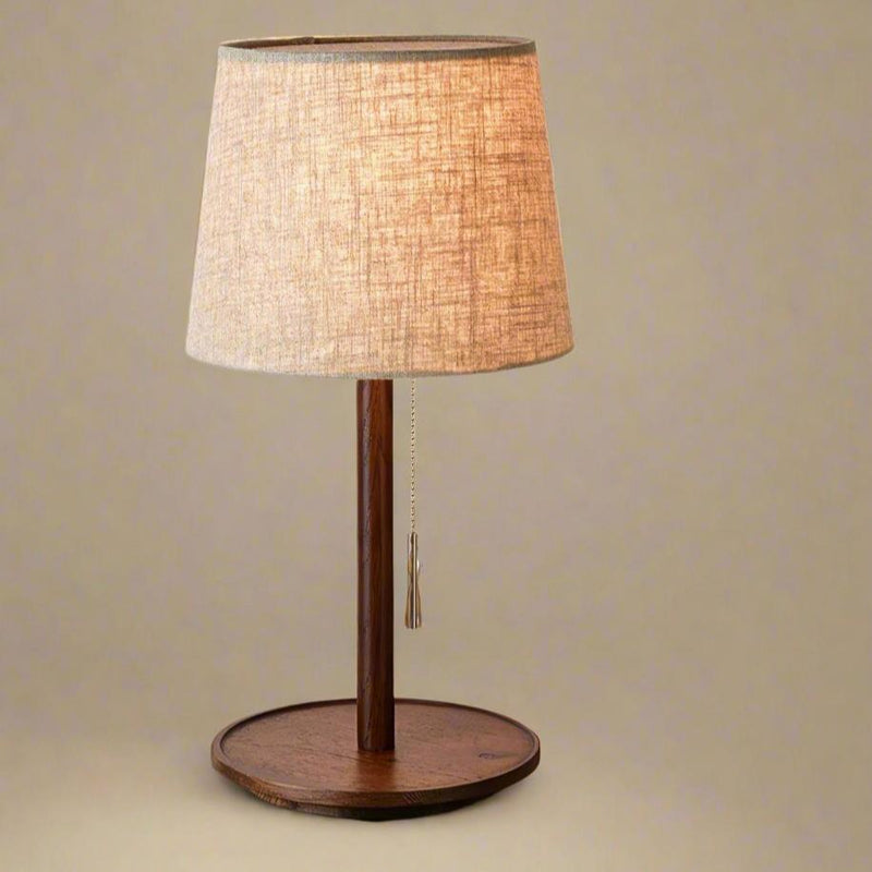 Lampa Gentle Glow wykonana z drewna orzecha nordyckiego z luksusowymi akcentami z tkaniny