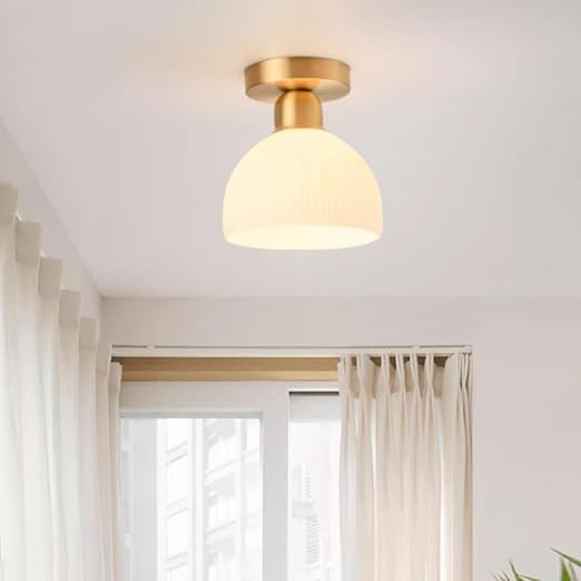Nowoczesna lampa sufitowa wykonana z mlecznobiałego szkła
