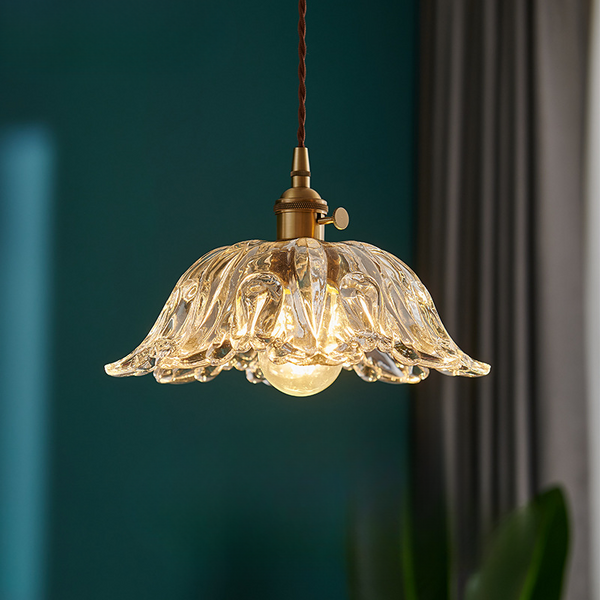 Szklana lampa wisząca w kształcie kwiatu