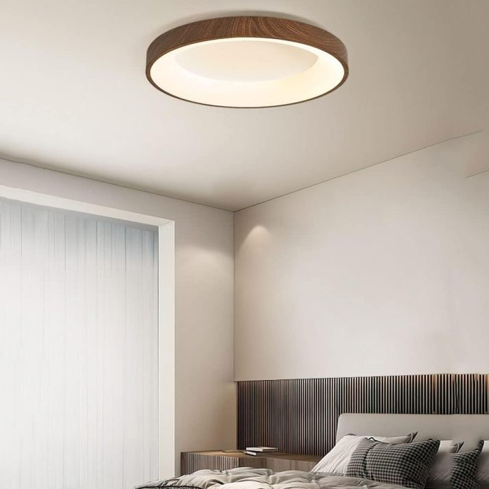 Lampa sufitowa wykonana z naturalnego drewna