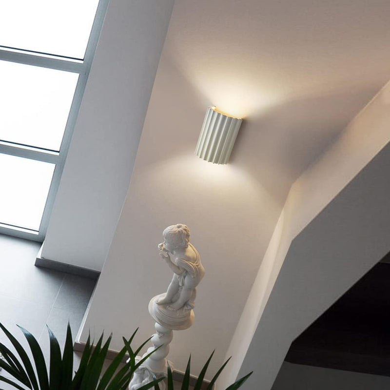Nowoczesny półokrągły kinkiet ścienny z żywicy do salonu