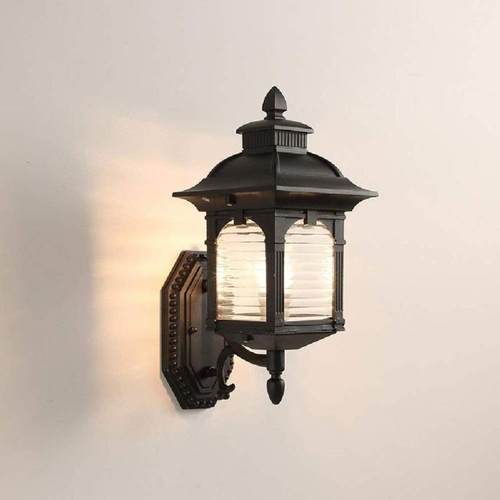 Antyczna szklana lampa ścienna na zewnątrz