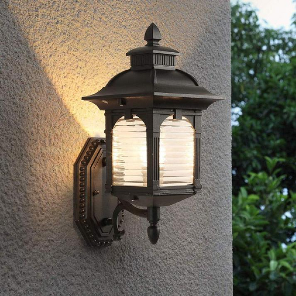 Antyczna szklana lampa ścienna na zewnątrz