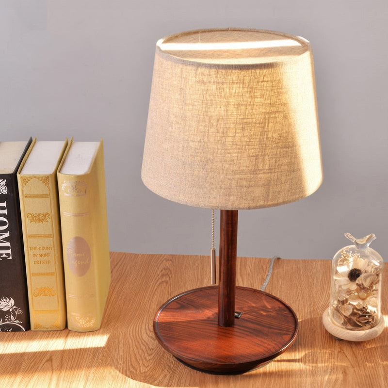 Lampa Gentle Glow wykonana z drewna orzecha nordyckiego z luksusowymi akcentami z tkaniny