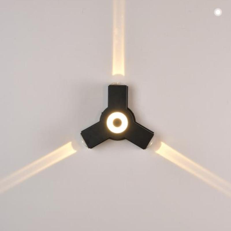Zewnętrzna lampa ścienna w kształcie krzyża z ciepłobiałymi diodami LED