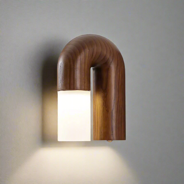 Drewniana lampa ścienna Arcus