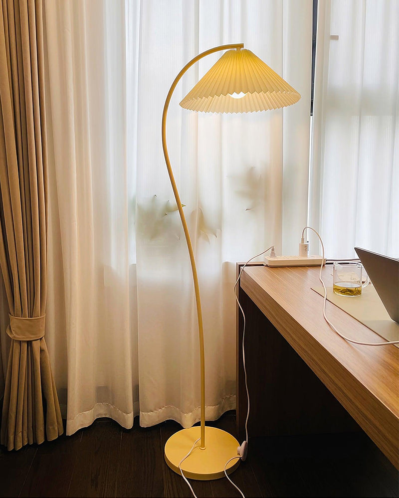 Plisowana lampa podłogowa Crescini