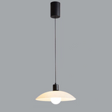 Minimalistyczna lampa wisząca wykonana z białego szkła panelowego
