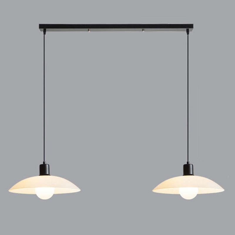 Minimalistyczna lampa wisząca wykonana z białego szkła panelowego