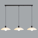 Minimalistyczna lampa wisząca wykonana z białego szkła panelowego