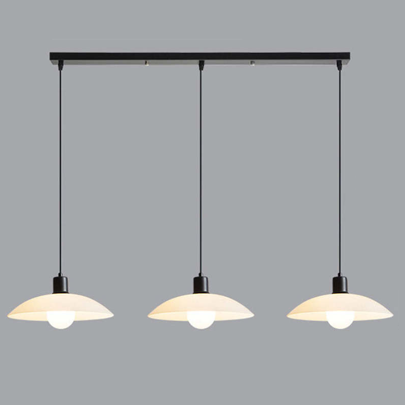 Minimalistyczna lampa wisząca wykonana z białego szkła panelowego