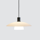 Minimalistyczna lampa wisząca wykonana z białego szkła panelowego