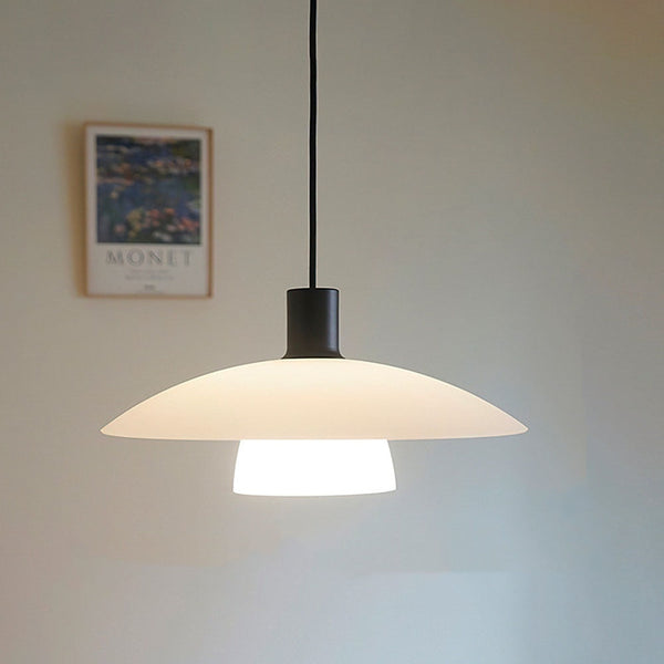 Minimalistyczna lampa wisząca wykonana z białego szkła panelowego