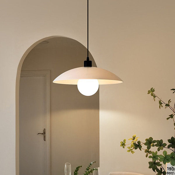 Minimalistyczna lampa wisząca wykonana z białego szkła panelowego