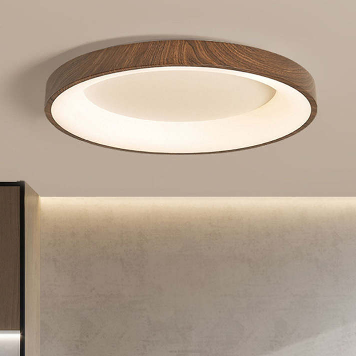 Lampa sufitowa wykonana z naturalnego drewna