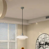Nowoczesna lampa wisząca wykonana z białego szkła