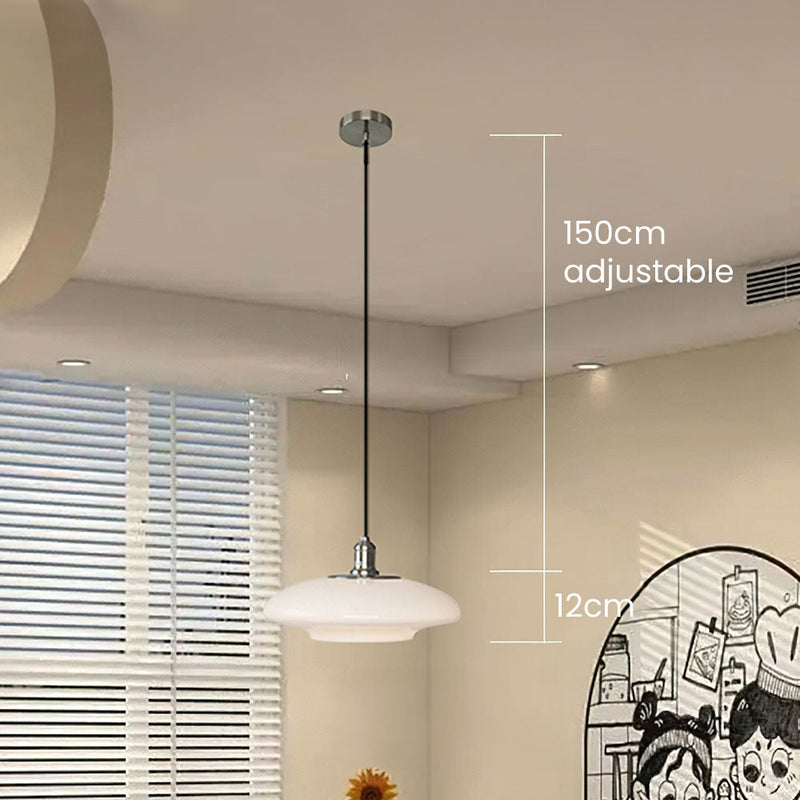 Nowoczesna lampa wisząca wykonana z białego szkła