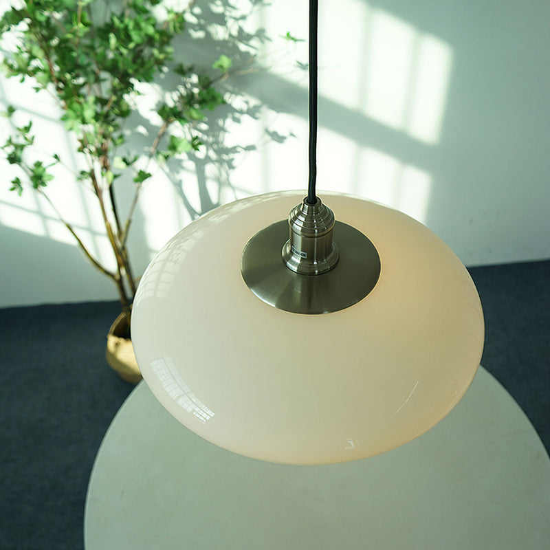 Nowoczesna lampa wisząca wykonana z białego szkła