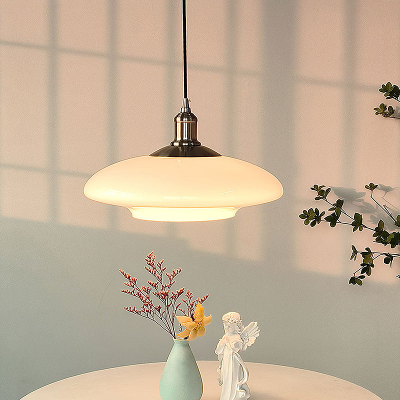 Nowoczesna lampa wisząca wykonana z białego szkła