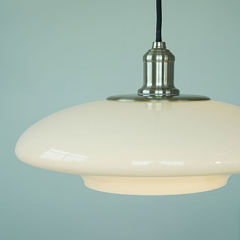 Nowoczesna lampa wisząca wykonana z białego szkła