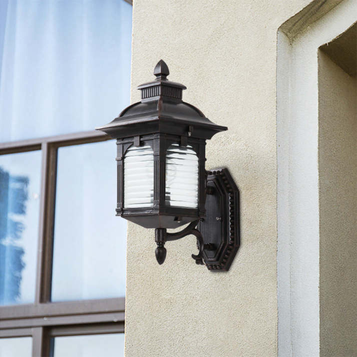 Antyczna szklana lampa ścienna na zewnątrz