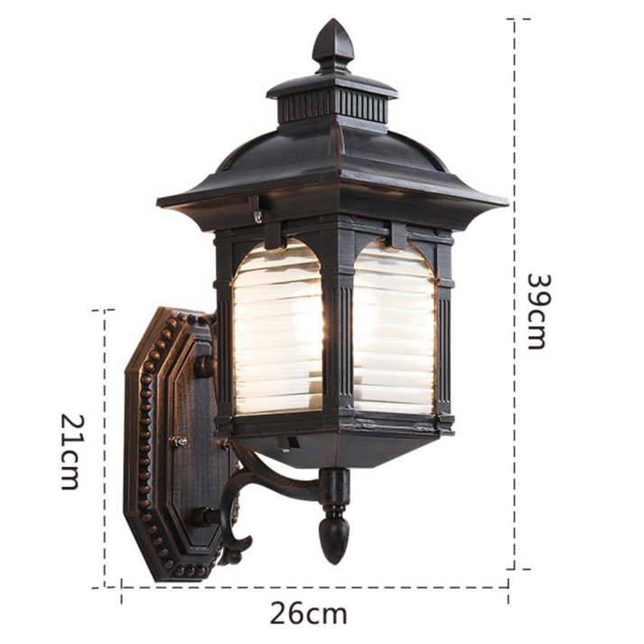 Antyczna szklana lampa ścienna na zewnątrz