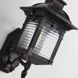 Antyczna szklana lampa ścienna na zewnątrz