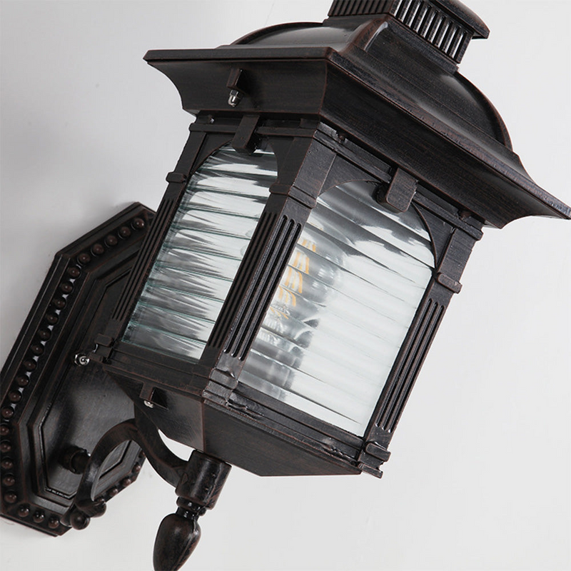 Antyczna szklana lampa ścienna na zewnątrz